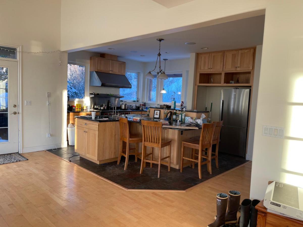 Frenchy'S Adventure Bed And Breakfast Anchorage Exterior photo