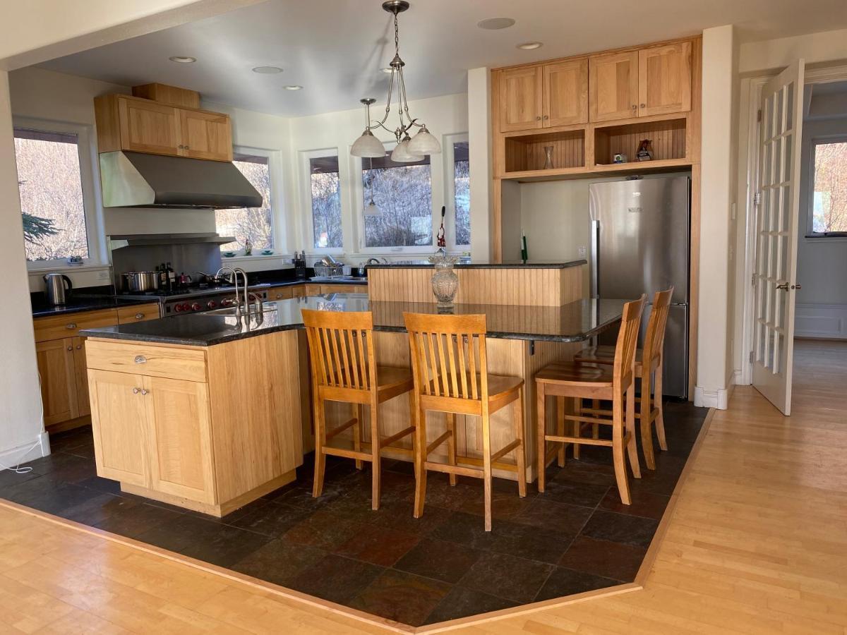 Frenchy'S Adventure Bed And Breakfast Anchorage Exterior photo