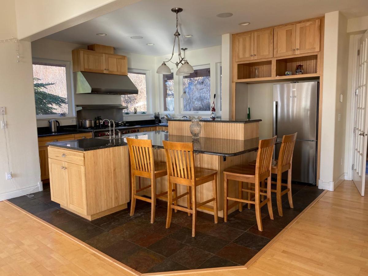 Frenchy'S Adventure Bed And Breakfast Anchorage Exterior photo